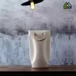 Vase décoratif en céramique – Modèle sac avec cordon – Image 3