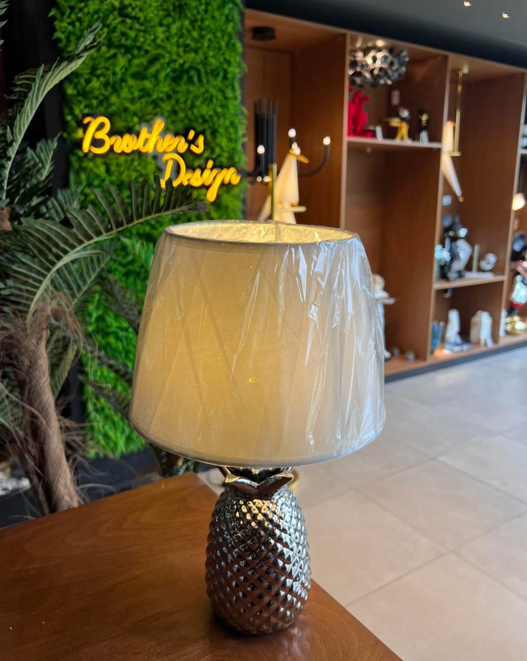518317020_763950096142646_3027134407192343310_n Lampe de table design ananas argenté avec abat-jour – Image 1
