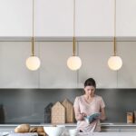 Suspension Globe Minimaliste – Verre Opalin & Métal Doré