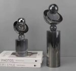 Décoration en verre design – Sphère avec anneau sur socle cylindrique