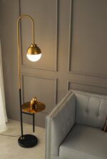 Lampadaire design doré avec tablette intégrée – Style moderne et chic – Image 3