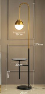 Lampadaire design doré avec tablette intégrée – Style moderne et chic – Image 2