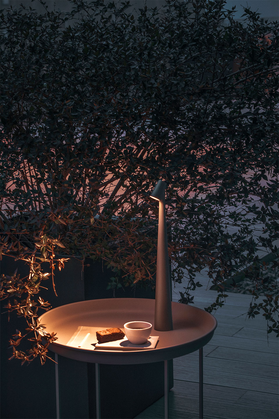 vibia-the-edit-portable-lights-5-africa Lampe de Table Design Minimaliste – LED Rechargeable 5V / 2W – noir – Image 1